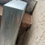 Komšijski oluk i nadstrešnice na sastavu do moje fasade gde pravi problem i zaliva mi fasadu i zidove