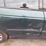 Ispravljanje vrata i krila vakumom na automobilu