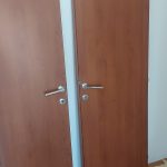 Promena folije na dvoje sobnih vrata, vrata su raklopljena.
