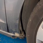 Cena ispravljanja bocnog dela automobila ispod vrata suvozaca i iza prednjeg tocka usled nalegnuca na visoki trotoar.