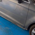 Cena ispravljanja bocnog dela automobila ispod vrata suvozaca i iza prednjeg tocka usled nalegnuca na visoki trotoar.