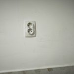 Sanacija vlažnog zida kuhinje koji je buđav usled pucanja cevi u kupatilu