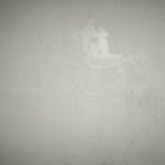 Sanacija vlažnog zida kuhinje koji je buđav usled pucanja cevi u kupatilu