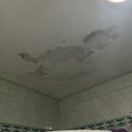 Uklanjanje buđi sa plafona kupatila